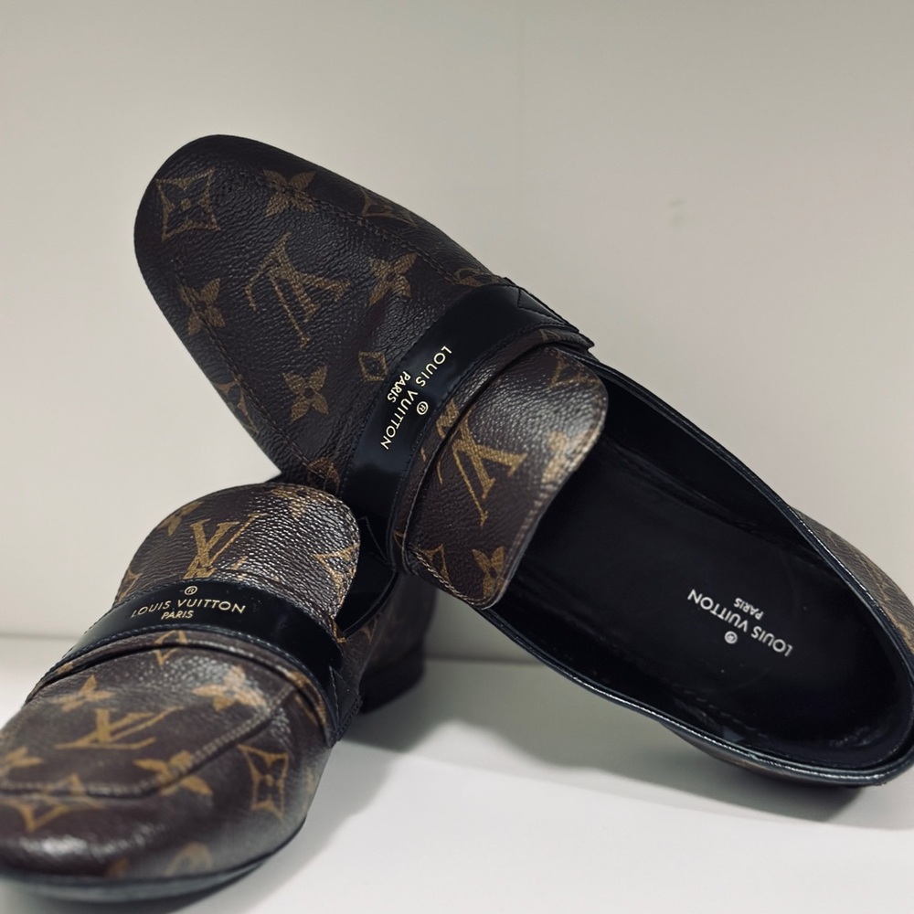 CHANEL Brown Flats Luxurious Loafers
